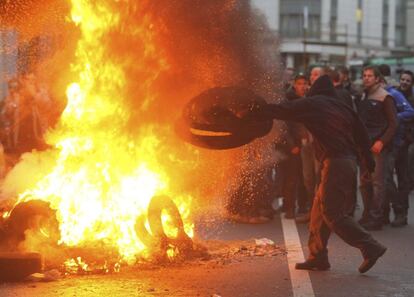 Agricultores belgas queman neumáticos durante una manifestación en la plaza de Luxemburgo, frente al Parlamento Europeo.