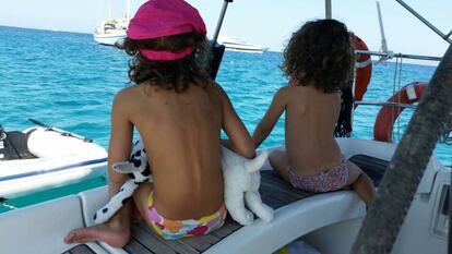 Los peluches de las ni&ntilde;as tambi&eacute;n miran el mar.