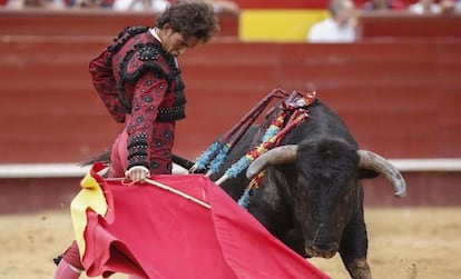 El diestro Jesús Duque da un pase con la muleta al primero de su lote.