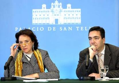 La consejera de Obras Públicas, Concepción Gutiérrez, y el portavoz andaluz, Enrique Cervera.