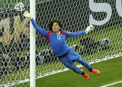 O goleiro do México, Guillermo Ochoa, se esmerou nas defesas e evitou vários gols do Brasil.