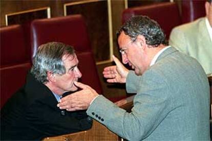 El portavoz socialista, Jesús Caldera, y el portavoz de CiU, Xavier Trias (izquierda), ayer en el Congreso.