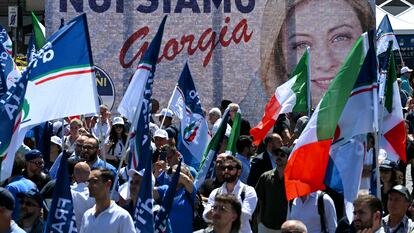 Simpatizantes de la primera ministra italiana Giorgia Meloni se reúnen en la Piazza de Popolo, Roma, durante un mitin del partido ultraderechista 'Fratelli d'Italia', el pasado 1 de junio.