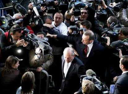 Ron Dennis, a su llegada ayer a la reunión del Consejo Mundial en París.