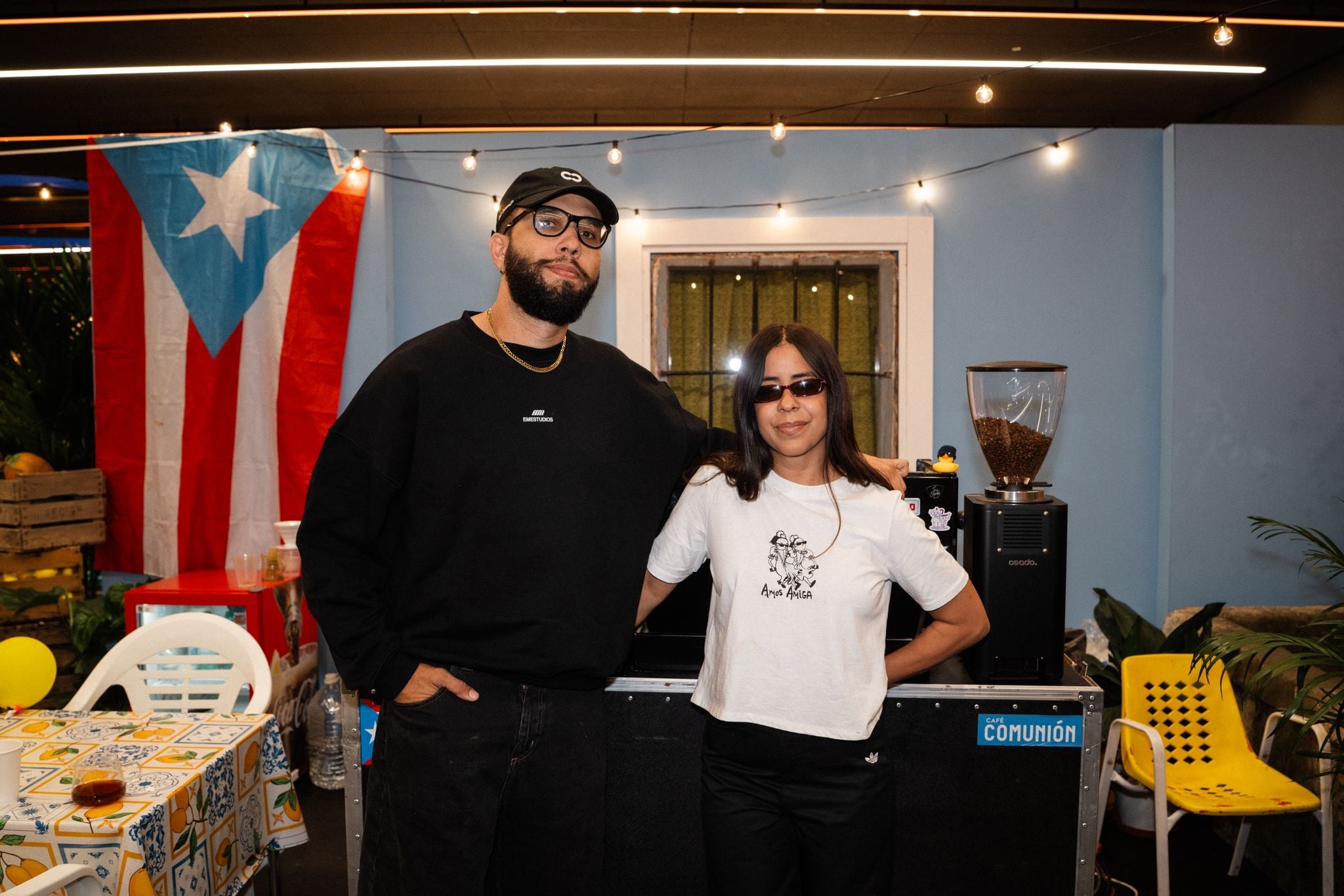 La pareja que viaja con Bad Bunny para prepararle el café al cantante y todo su equipo