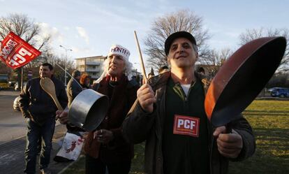 Varias personas participan en una manifestaci&oacute;n contra Fillon en su visita a Nimes. 