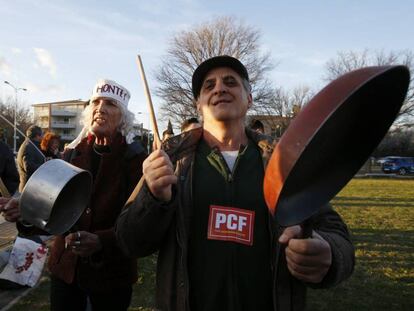 Varias personas participan en una manifestaci&oacute;n contra Fillon en su visita a Nimes. 