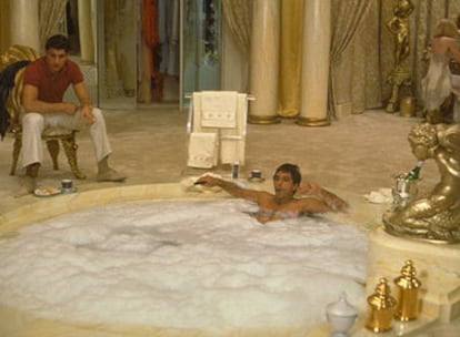 Al Pacino, que interpreta a Tony Montana, toma un baño en el jacuzzi de su mansión.
