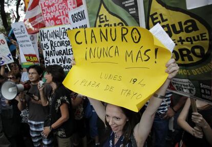 Manifestantes protestan contra el proyecto minero en Famatina (Argentina).