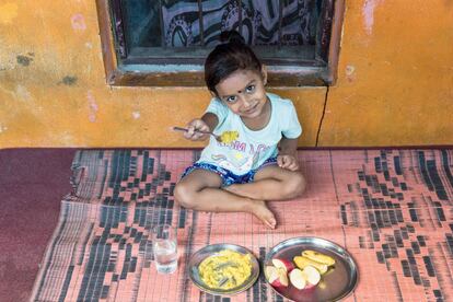 Los niños y niñas de entre 6 y 23 meses que viven en zonas rurales o en hogares pobres tienen muchas más probabilidades de recibir una alimentación deficiente en comparación con los menores de entornos urbanos o más ricos. En 2020, por ejemplo, la proporción de niños alimentados con el número mínimo de grupos de alimentos recomendados era dos veces mayor en las zonas urbanas (39%) que en las rurales (23%). En la imagen, la nepalí Girisha Pokharel, de tres años, come un plátano como parte de su merienda, que también incluye una manzana y un plato de 'jaulo', una mezcla de arroz y lentejas, que le ha preparado su madre, Geeta.