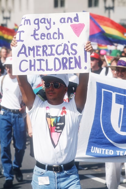 "Soy gay y enseño a los niños americanos", el eslogan de este profesor durante la marcha por los derechos de los gays de Washington en 1993, una de las más multitudinarias hasta la fecha para combatir la discriminación.