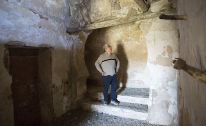 Virgilio Martínez Enamorado, en uno de los arcos de la mezquita de los siglos IX y X, embutida en las paredes del cortijo Las Mezquitas, en Antequera (Málaga).