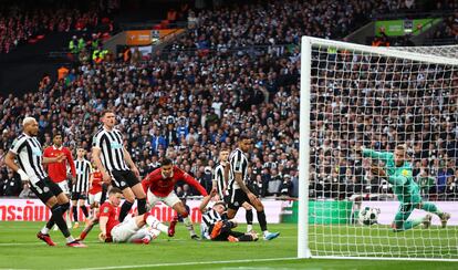 Casemiro cabecea el 1-0 ante Karius, a la salida de una falta.