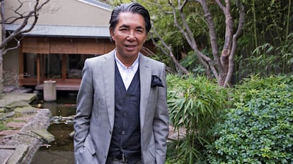 Kenzo Takada, en los jardines de su casa de París en marzo de 2004.