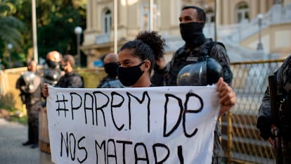 Uma mulher segura um cartaz contra a violência no Rio de Janeiro.