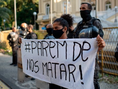 Uma mulher segura um cartaz contra a violência no Rio de Janeiro.