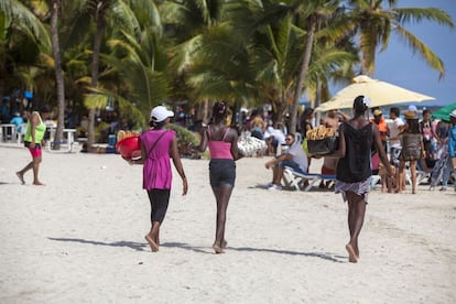 La playa de Boca Chica está plagada de vendedores de artículos de todo tipo y comida. En ocasiones, son ellos los que ponen en contacto a los menores con sus clientes.