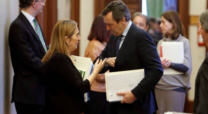 La presidenta del Congreso, Ana Pastor, con Rafael Hernando, portavoz del PP.