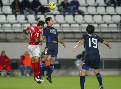 Disputa de un balón durante el Murcia-Deportivo.