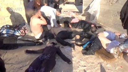 Varías víctimas permanecen en el suelo tras un supuesto ataque tóxico por parte del gobierno sirio en la ciudad de Jan Sheijun, denunciado por los opositores y por Francia ante el Consejo de Seguridad de la ONU.