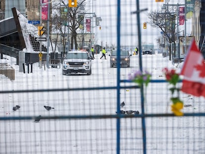 Policías canadienses tras el perímetro de vallas con el que los agentes han rodeado el centro de la ciudad para impedir nuevas protestas.