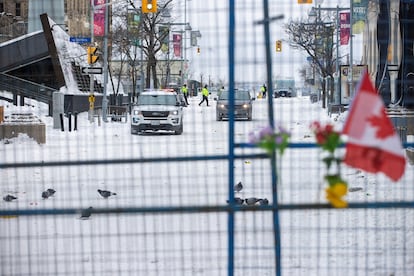 Policías canadienses tras el perímetro de vallas con el que los agentes han rodeado el centro de la ciudad para impedir nuevas protestas.