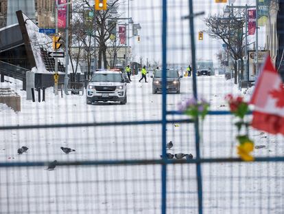 Policías canadienses tras el perímetro de vallas con el que los agentes han rodeado el centro de la ciudad para impedir nuevas protestas.