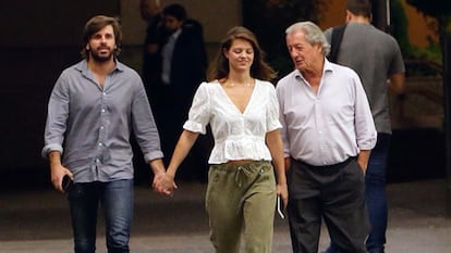 Isabell Junot y Álvaro Falcó con el padre de ella, Phillippe Junot, por las calles de Madrid en septiembre de 2018.