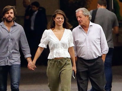 Isabell Junot y Álvaro Falcó con el padre de ella, Phillippe Junot, por las calles de Madrid en septiembre de 2018.