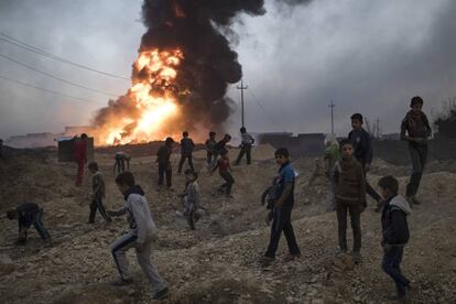 Unos ni&ntilde;os juegan al sur de Mosul (Irak).