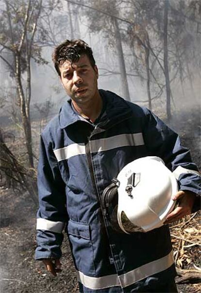 Ismael Núñez, ayer en una zona arrasada por el fuego.