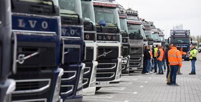 Camiones estacionados en las inmediaciones del estadio Wanda Metropolitano, en Madrid, en protesta contra los precios del gasoil. 