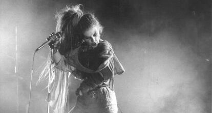 Alaska durante la actuación de Alaska + Dinamara en el teatro Egaleo de Leganés, Madrid, el 21 de septiembre de 1984.