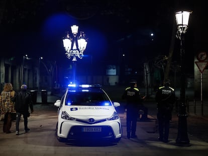 Una patrulla de la Guardia Urbana en el paseo de Born de Barcelona