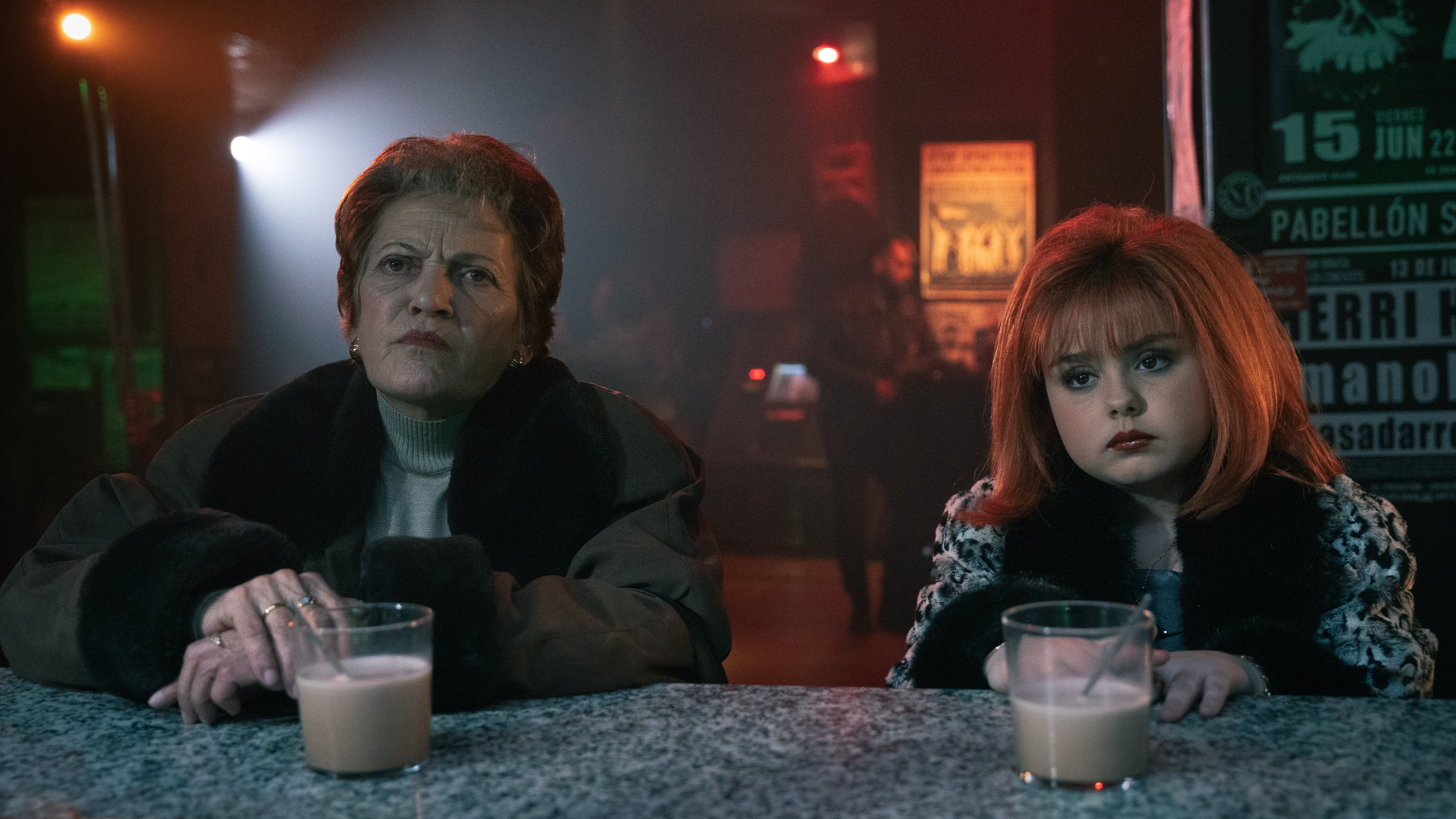 Rocío Ibáñez como Margarita Seisdedos y Sofía González como Tamarita, en el primer capítulo de 'Superestar'.