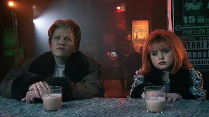 Rocío Ibáñez como Margarita Seisdedos y Sofía González como Tamarita, en el primer capítulo de 'Superestar'.