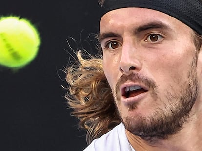 Tsitsipas, durante el partido contra Sinner en la central de Melbourne Park.