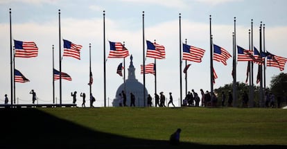 Banderas frente a media asta en el monumento a Washington.