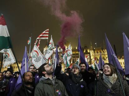 Manifestantes a las afueras del Parlamento húngaro, este viernes en Budapest.