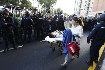 Dos heridos tras el sacrificio del perro. Decenas de defensores de los derechos de los animales tratan de evitar la muerte de Excalibur, sacrificado esta tarde en la casa de Teresa Romero en Alcorcón (Madrid)