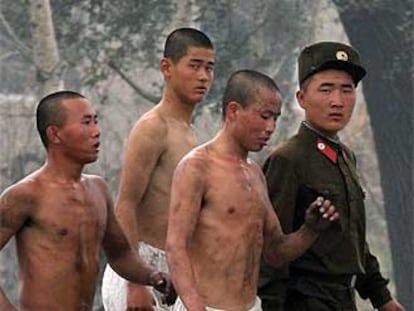 Soldados norcoreanos se entrenan cerca de la frontera con China.