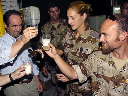 El ministro de Defensa, José Bono, brinda con varios soldados españoles del destacamento de Herat.