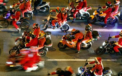 Motoristas recorren las calles centrales de Barcelona en una ruta por la ciudad disfrazados, en una imagen de archivo.