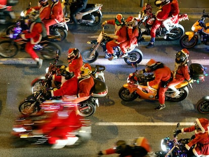 Motoristas recorren las calles centrales de Barcelona en una ruta por la ciudad disfrazados, en una imagen de archivo.