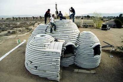 Prototipo de refugio de sacos de arena, desarrollado por Nader Khalili.