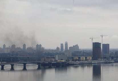 Una columna de humo sale desde los alrededores del Ministerio de Defensa de Ucrania, tras el ataque autorizado por Vladímir Putin.