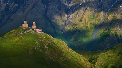 Iglesia de Gergeti Trinity en la región de Kazbegi, en Georgia.