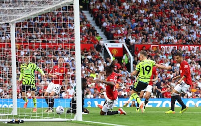 Leandro Trossard anota frente al Manchester United, después de un pase de Havertz.