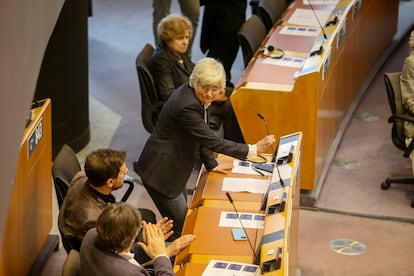 Clara Ponsatí, en el Parlamento Europeo, junto a Toni Comí y Carles Puigdemont, el miércoles.