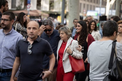 Forcadell, junto al monumento a Rafael Casanova.